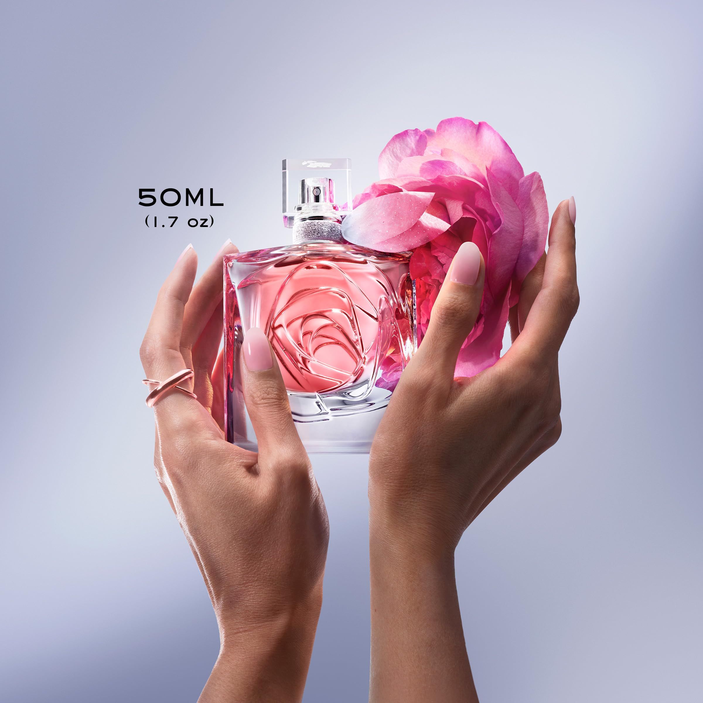 Mains tenant un flacon avec motif rose. Pétale rose. Texte : 50ml (1.7 oz).