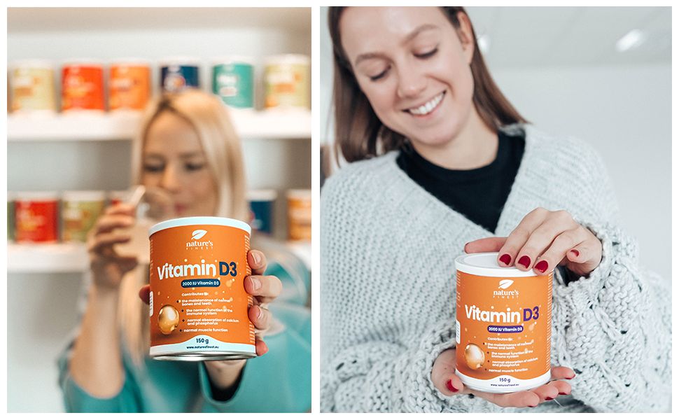 Une femme tient une boîte de Vitamine D3 Nature's Finest. Au fond, des étagères avec des boîtes. Collage de deux images.
