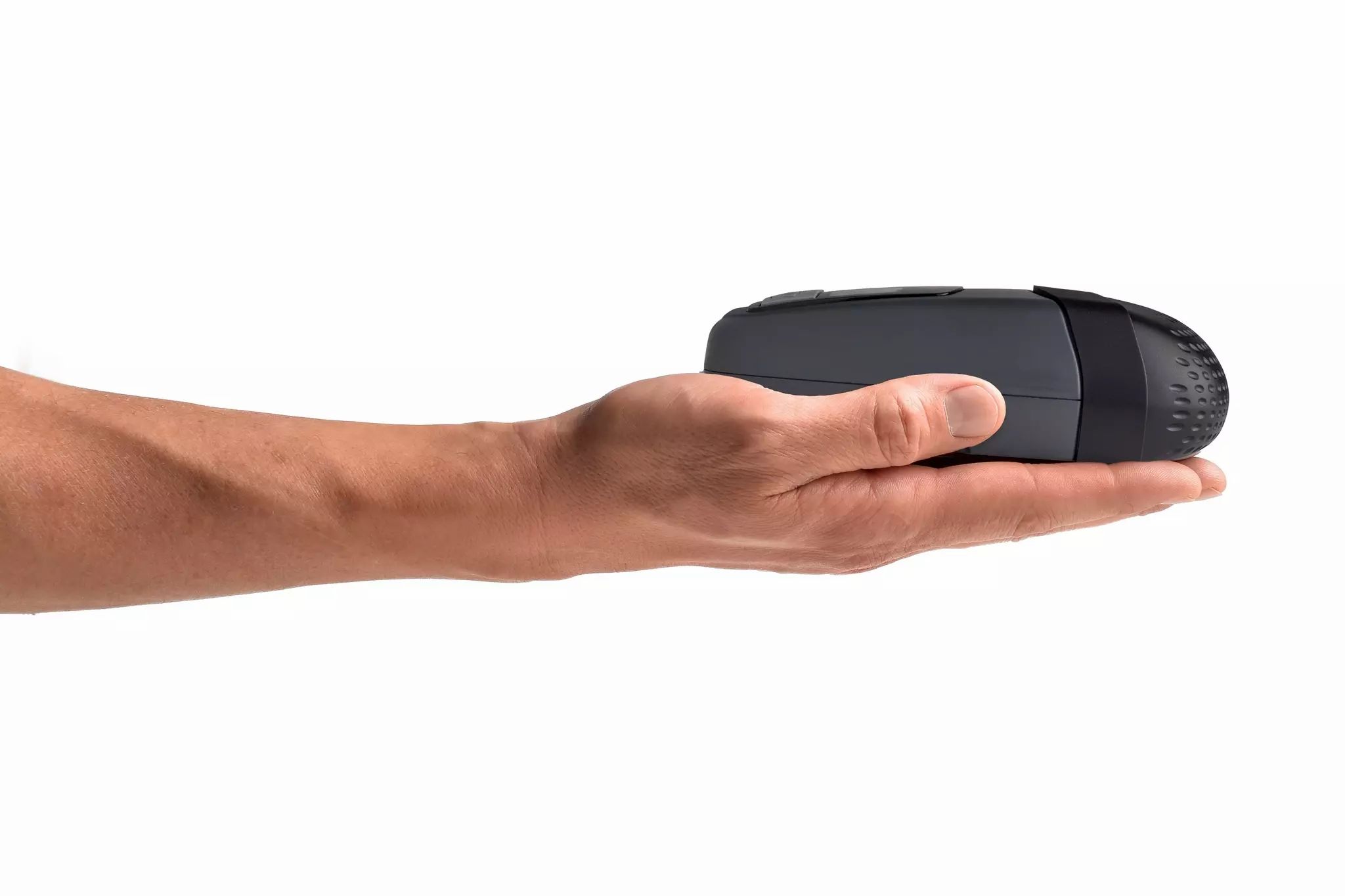 Appareil CPAP de voyage gris compact dans une main.