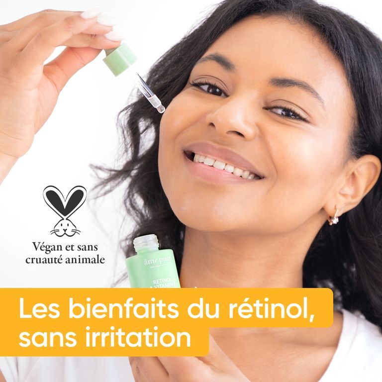 Une femme tenant un flacon de sérum âme pure Retinol & Vitamine C, avec un sceau sans cruauté.