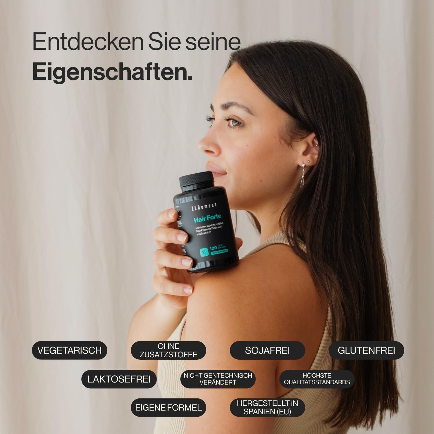 Vrouw houdt een fles Zenement Hair Forte vast. Op de fles staat Hair Forte en andere informatie. Stickers: vegetarisch, zonder toevoegingen, sojavrij, glutenvrij.