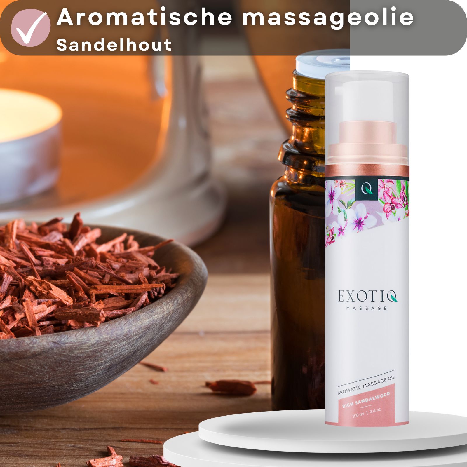 Product met hout, kaarsen en fles. Opschrift: EXOTIQ, Massage. Aromatische massageolie Rich Sandalwood.
