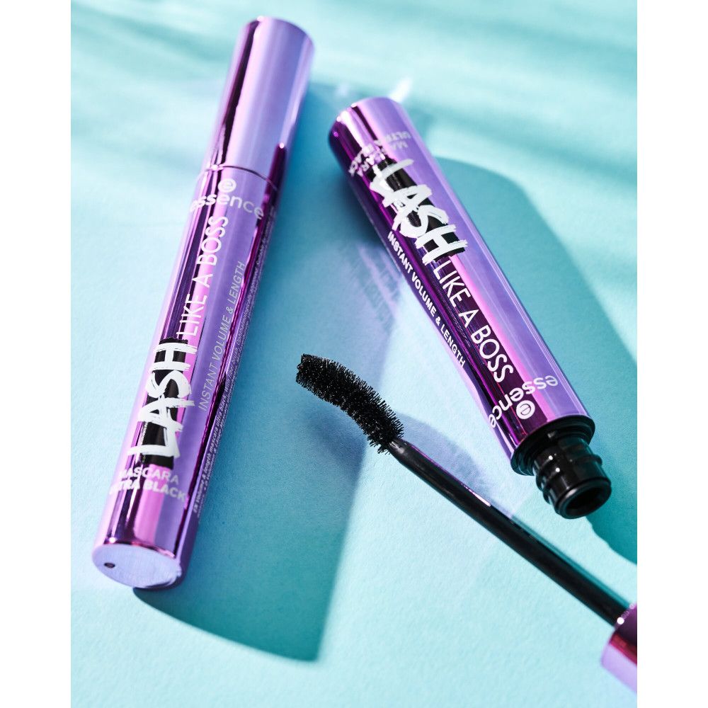 Deux flacons de mascara Essence Lash Like a Boss violets.