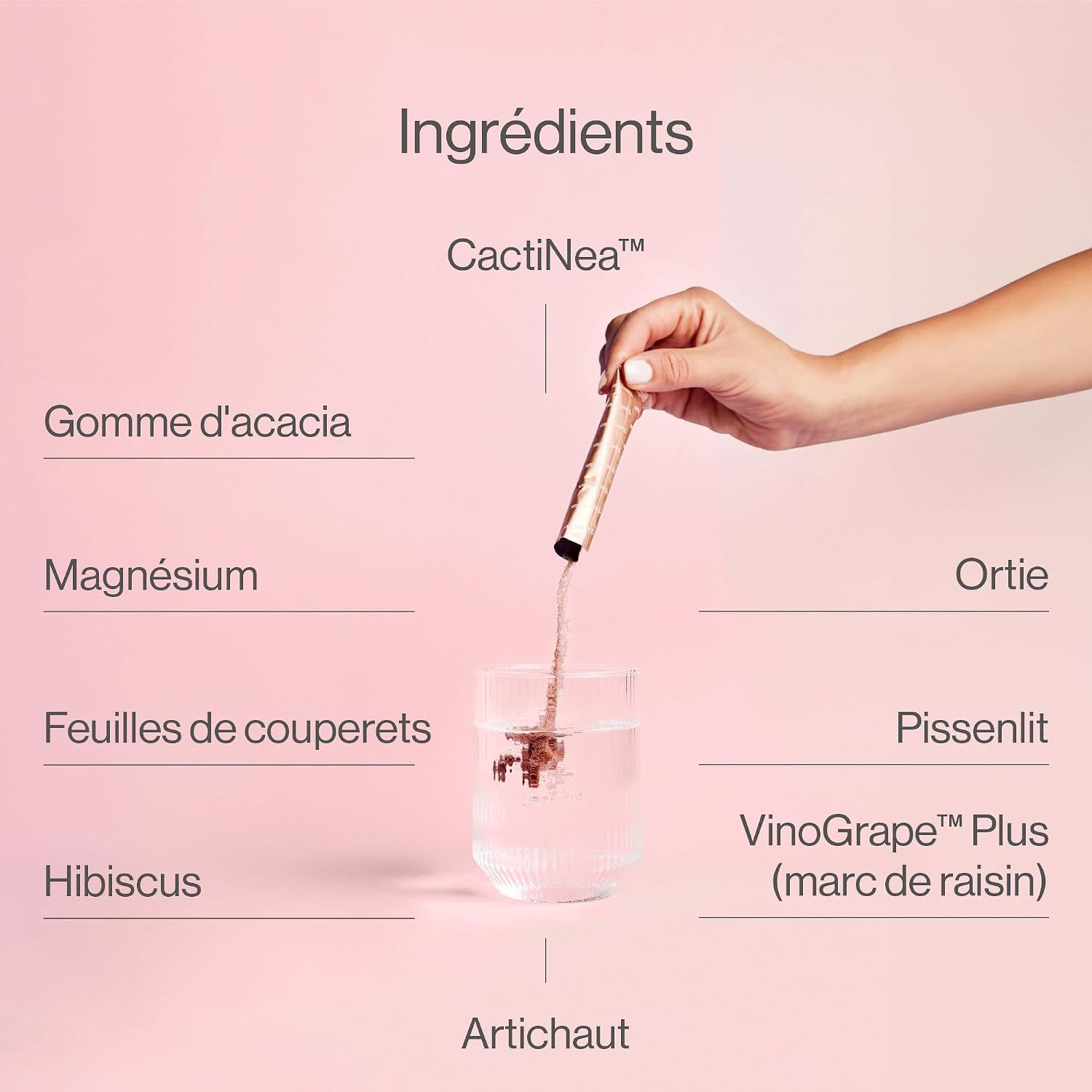 Une main tient un stick dont la poudre tombe dans un verre d'eau. Liste des ingrédients avec CactiNea, gomme d'acacia, magnésium, hibiscus, ortie, pissenlit, artichaut.