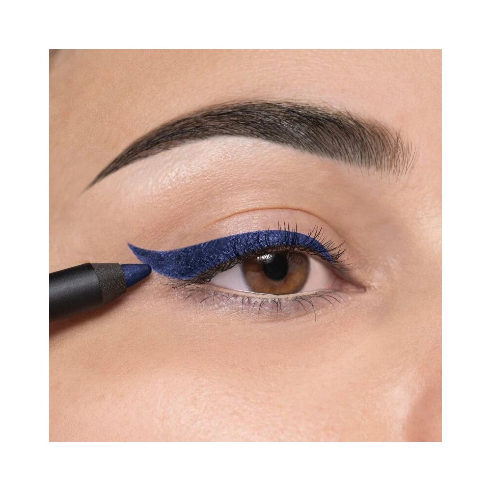 Oeil avec eye-liner bleu. Un crayon noir est utilisé pour appliquer l'eye-liner. La peau est claire.
