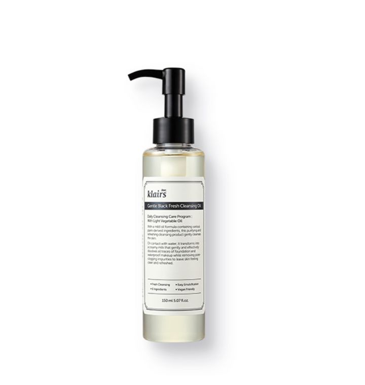Transparante fles Gentle Black Fresh Cleansing Oil met zwarte pomp. Etiket met tekst. Op witte achtergrond.