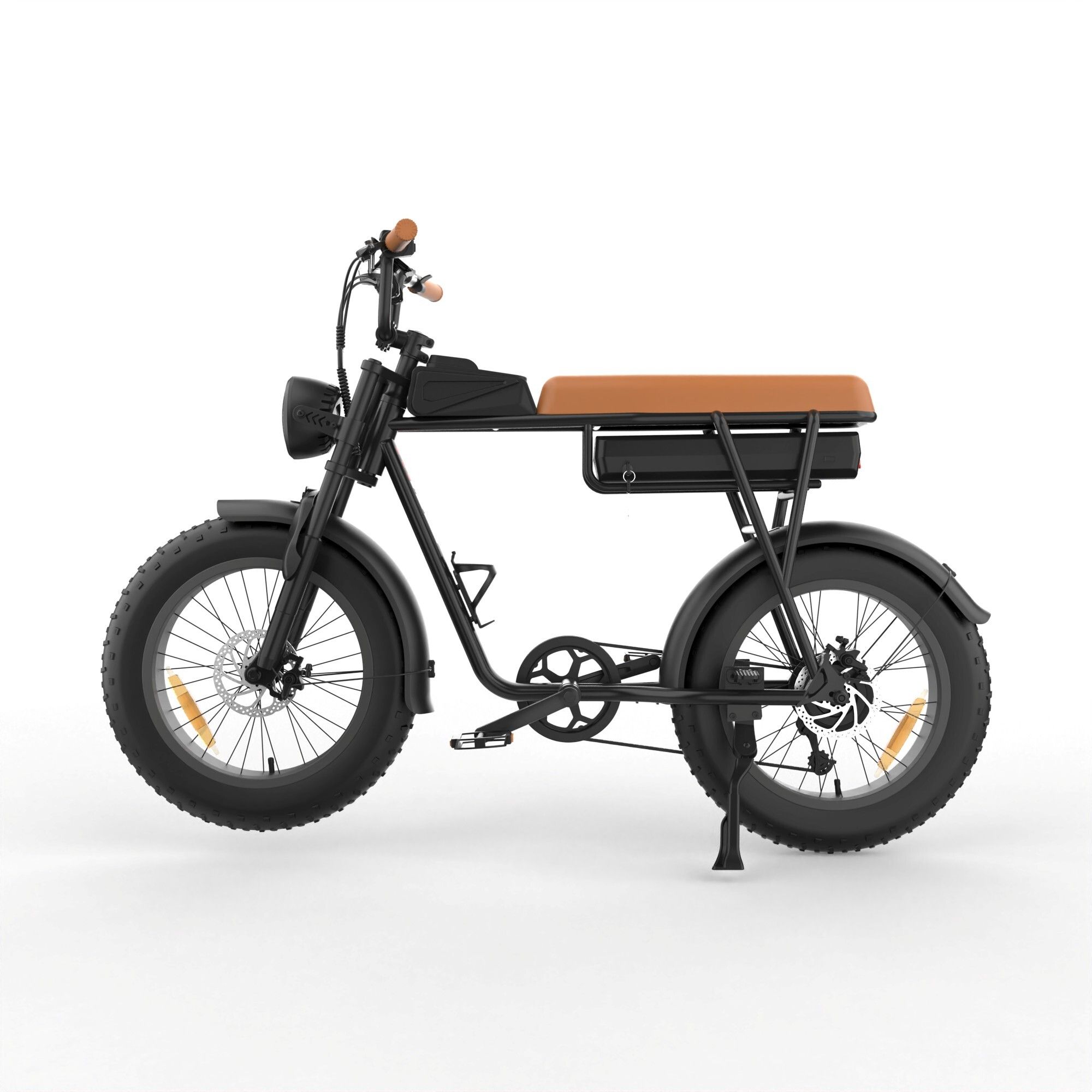 Zwarte e-bike met bruin zadel. Zijaanzicht, brede banden. YAMALI FXH-006.