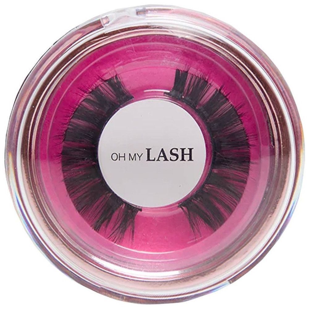 Faux cils dans un emballage rond et transparent. Fond rose. Inscription: Oh My Lash.