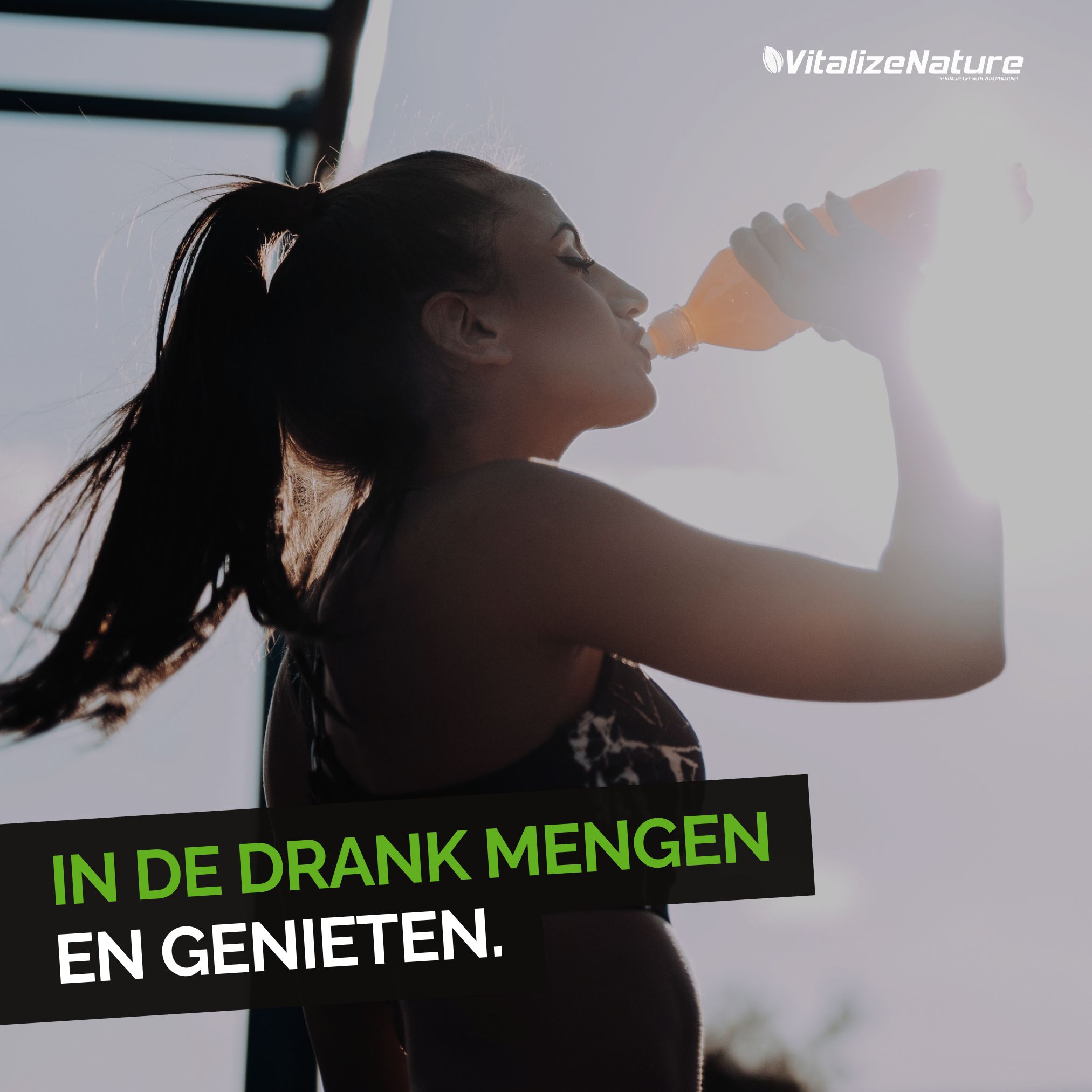 Vrouw drinkt uit een fles. Mengen en genieten. Zonnig.