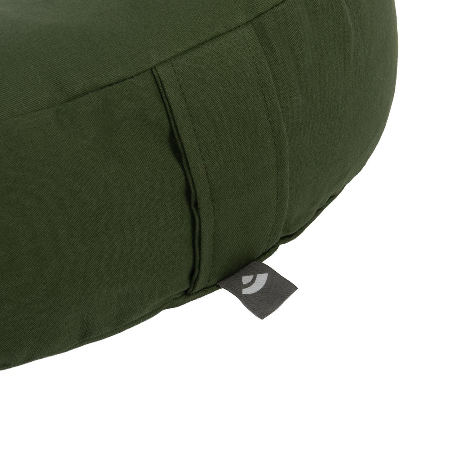 Close-up van het donkergroene meditatiekussen met ingenaaid logo-etiket.