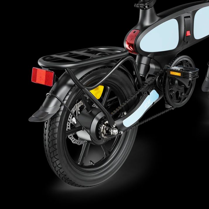 Gros plan sur la roue arrière d'un vélo électrique noir. Feu arrière, porte-bagages et accents jaunes sont visibles.