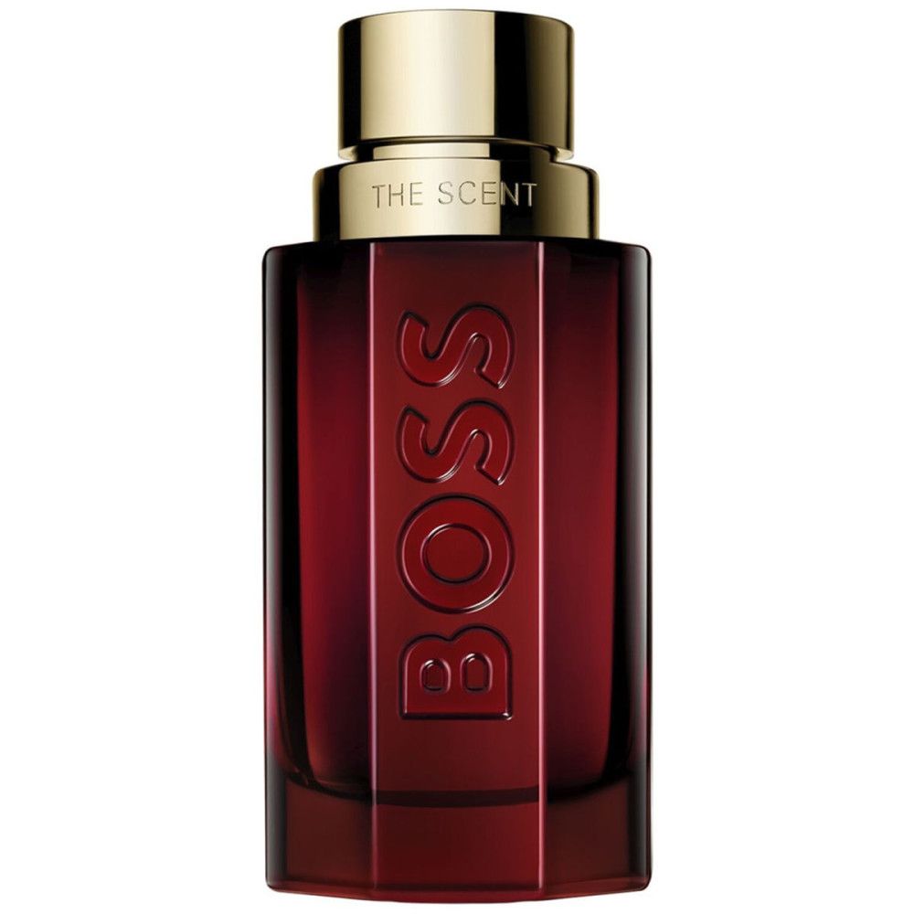 Flacon rouge avec bouchon doré. Logo BOSS vertical. Inscription "THE SCENT".