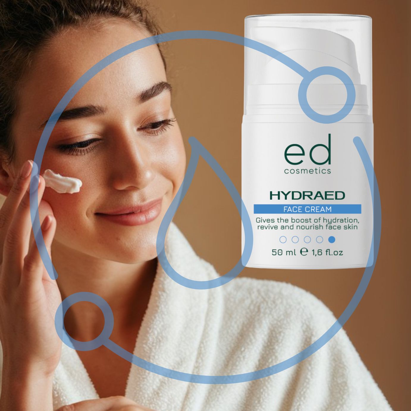 Femme portant un peignoir blanc. Elle applique de la crème sur son visage. Flacon de crème avec pompe en arrière-plan.