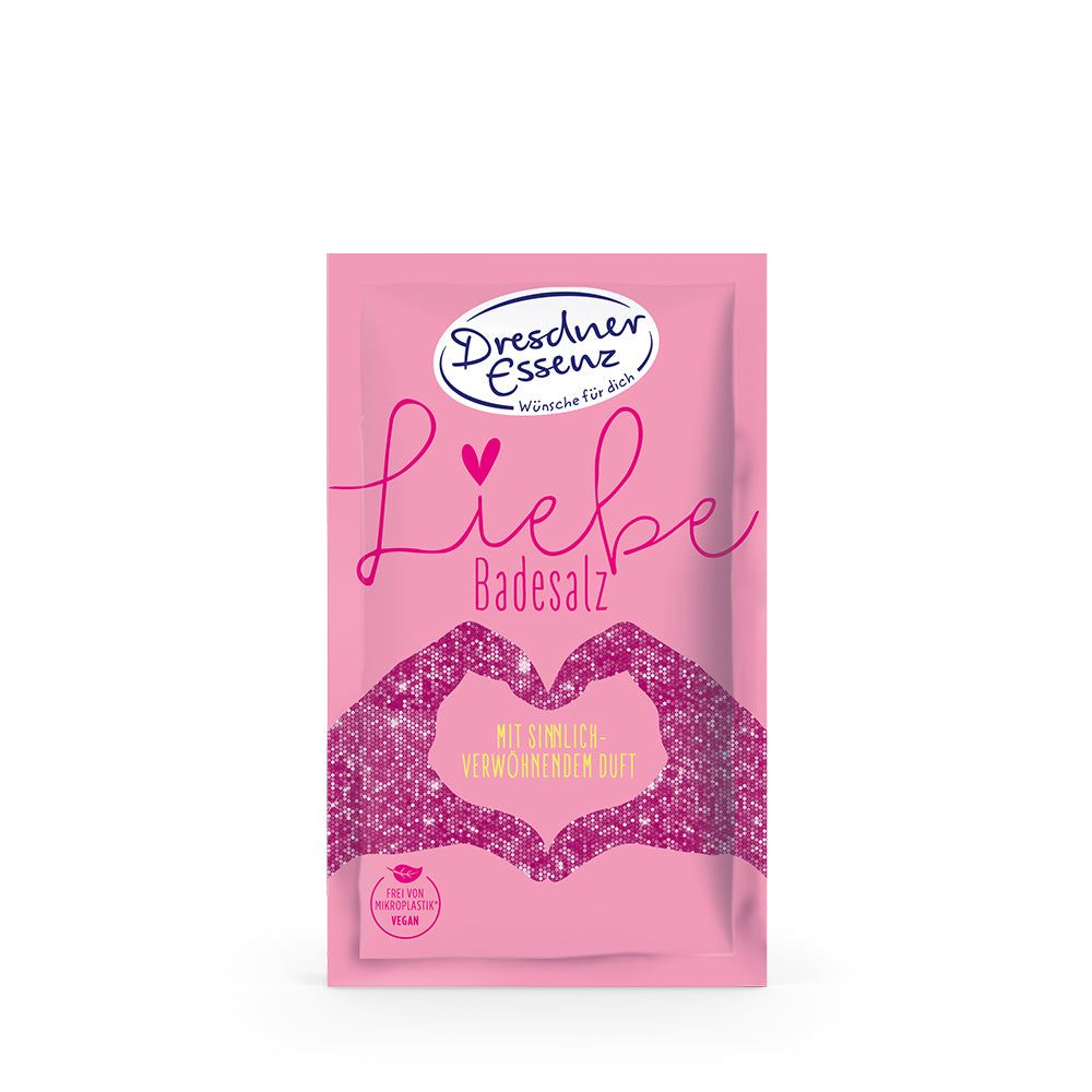 Sachet de sel de bain rose avec inscription 'Liebe' et 'Dresdner Essenz'. Forme de cœur pailletée.