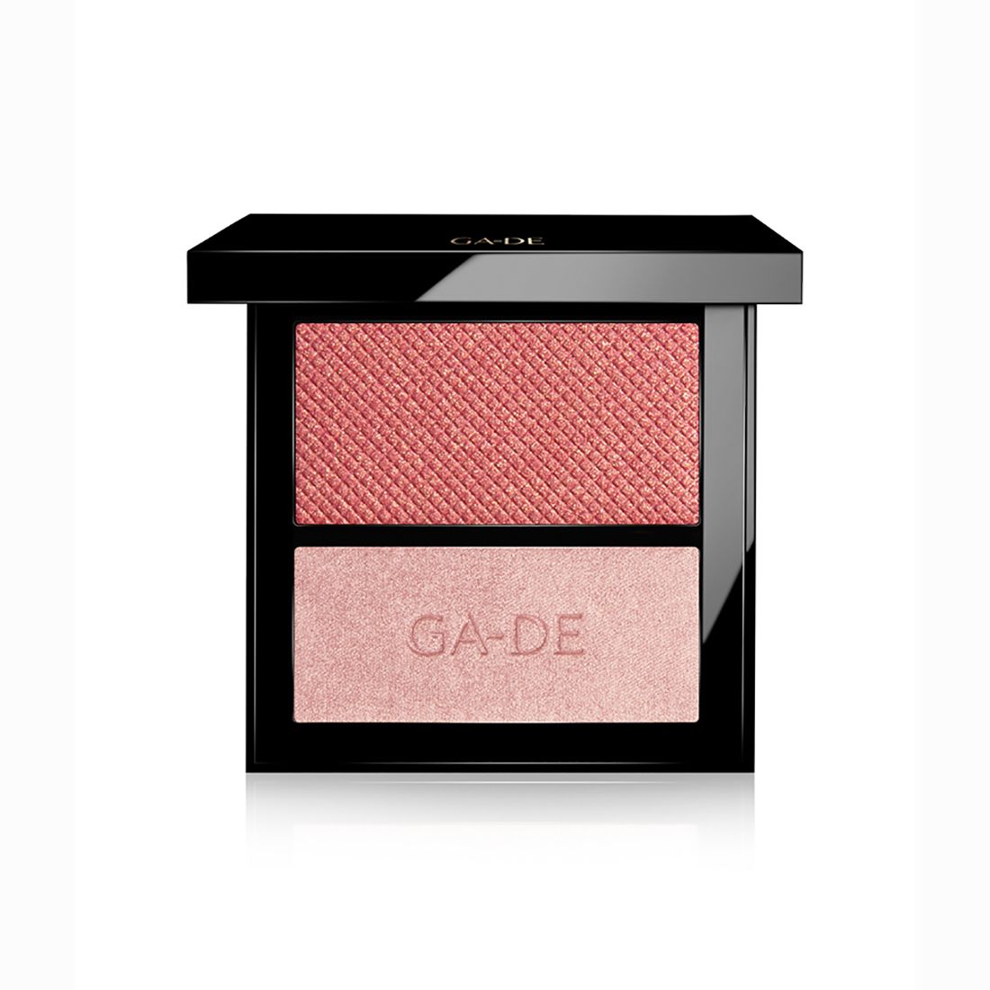 Compact cosmetisch product met twee tinten. Roze blush boven, roze shimmer onder. Zwart frame en deksel. Merk: GA-DE.