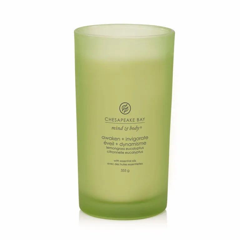 Bougie verte en verre. Inscription: Chesapeake Bay mind & body, awaken + invigorate, 355 g.