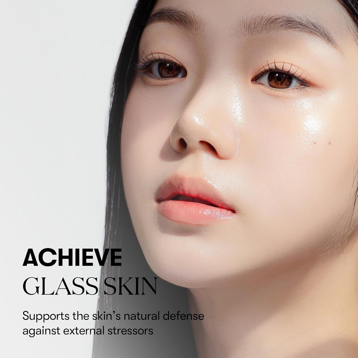 Gros plan d'un visage. Texte: Achieve Glass Skin. Soutient la défense naturelle de la peau contre les agressions extérieures.