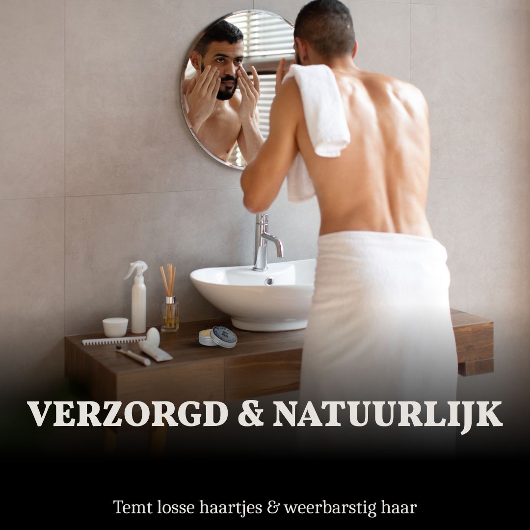 Man in bad verzorgt zijn baard voor de spiegel.