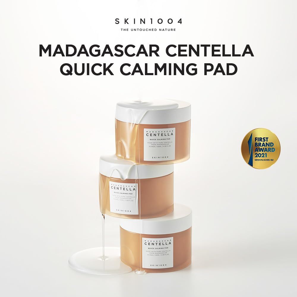 Drie productcontainers gestapeld. Tekst: Madagascar Centella Quick Calming Pad. Merk: SKIN1004. Prijs: First Brand Award 2021.