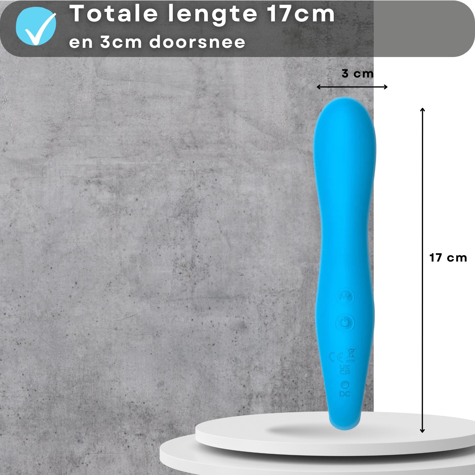 Blauwe vibrator. 17cm lang, 3cm diameter. Op voetstuk. Grijze achtergrond.