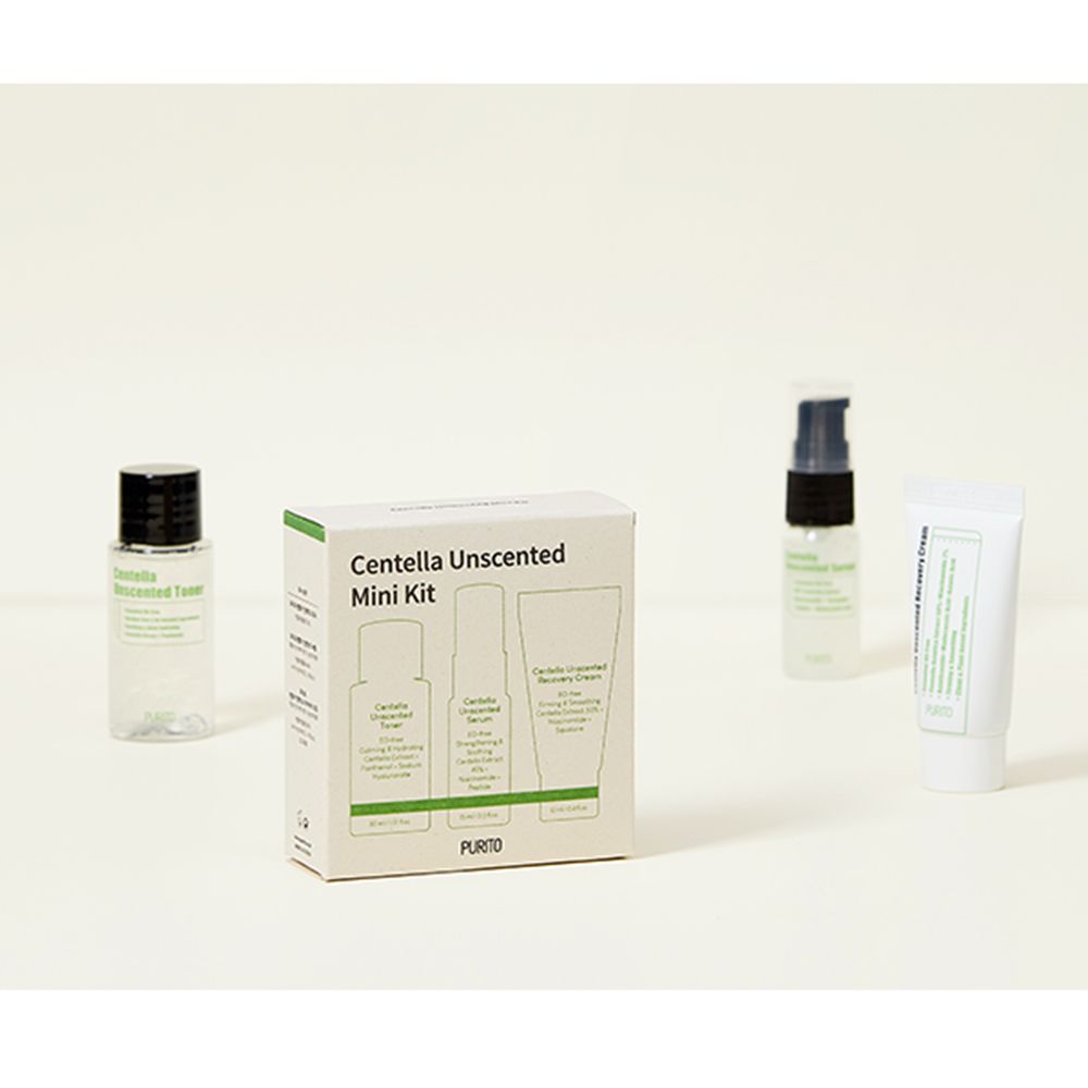 Mini-kit met toner, serum en crème. Doos met productafbeeldingen. Toner, serum en crème op de achtergrond.
