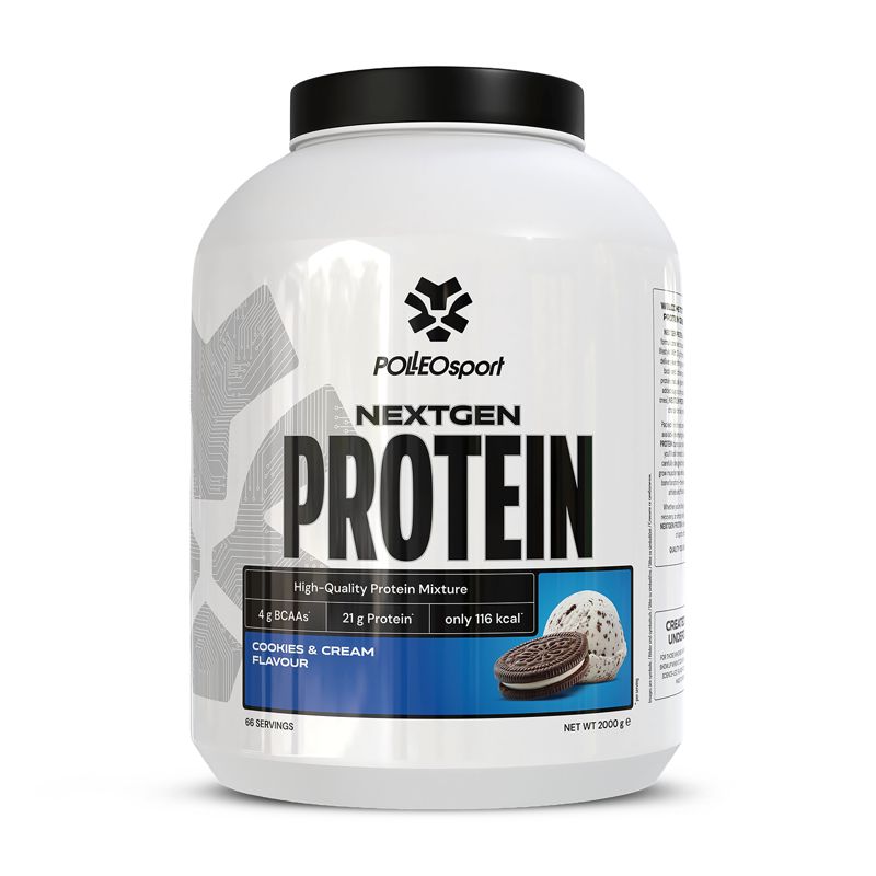Witte container met zwart deksel. Opschrift: PolleoSport Next Gen Protein. Smaak: Cookies & Cream. Bevat 21g eiwit en 116 kcal.