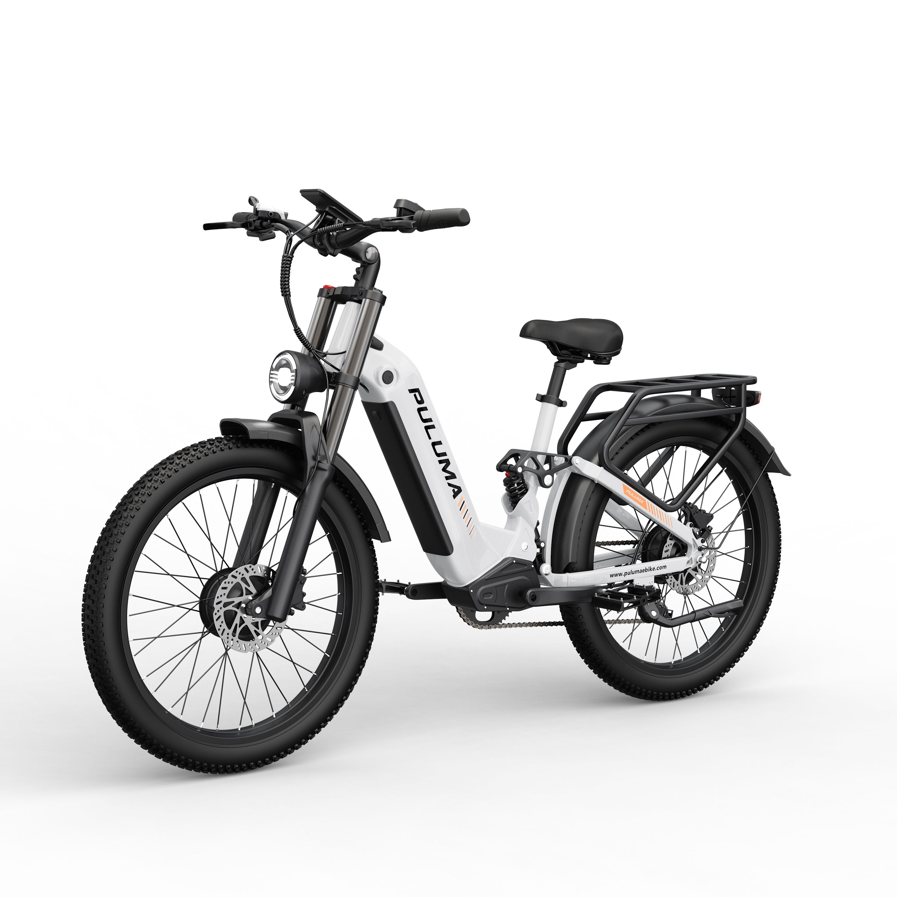 Witte elektrische fiets met zwarte elementen. Merk PULUMA. Koplamp, brede banden. Perspectief.