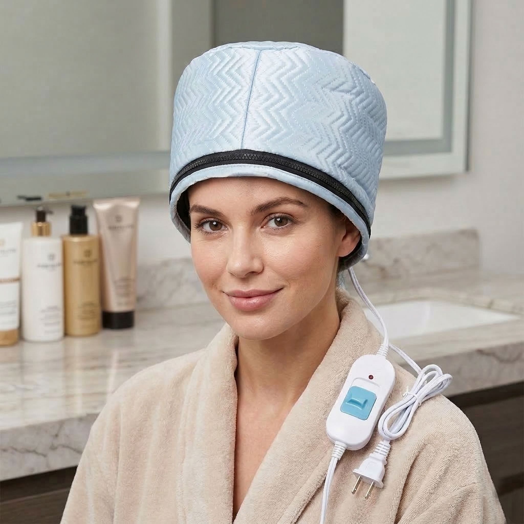 Femme portant une casquette thermique bleu clair. Elle porte un peignoir. Des produits de soins sont visibles en arrière-plan.