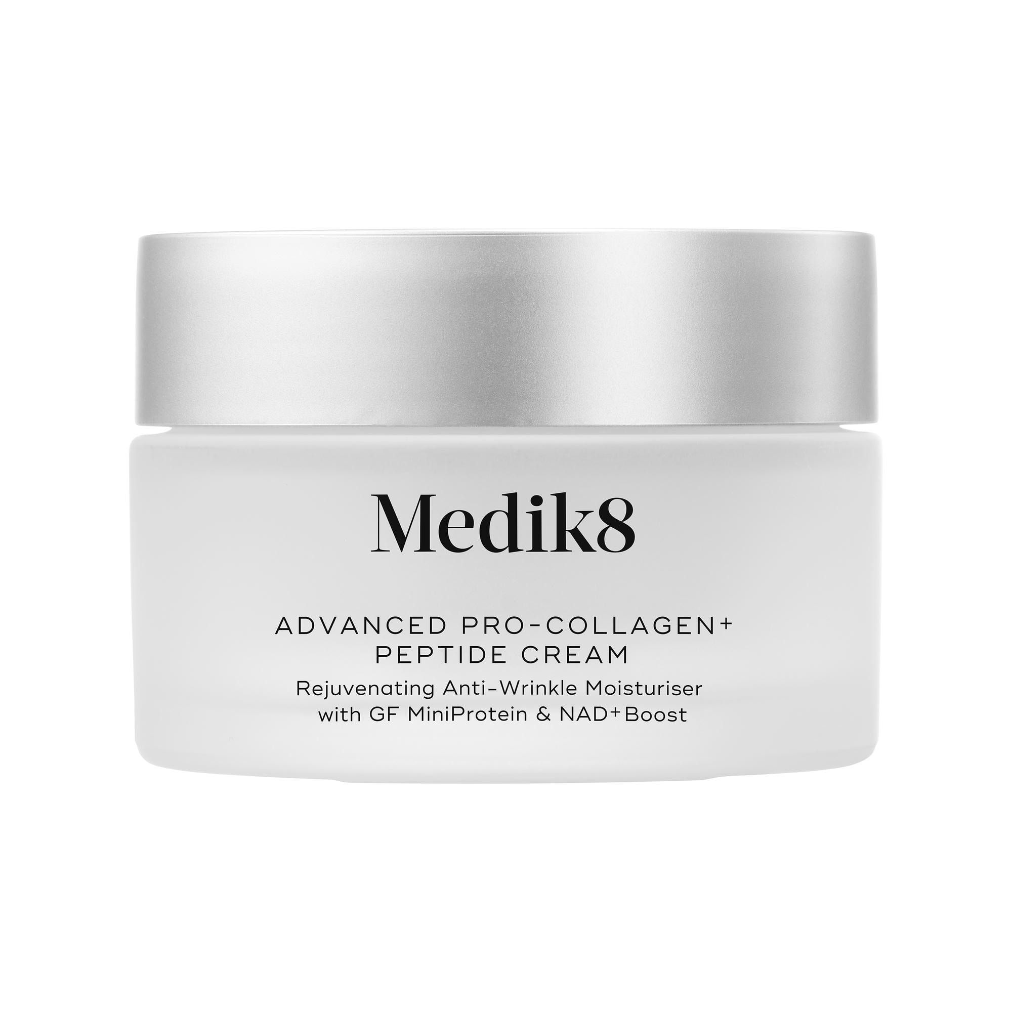 Pot de crème avec couvercle argenté. Inscription : Medik8, ADVANCED PRO-COLLAGEN+ PEPTIDE CREAM. Texte : Rejuvenating Anti-Wrinkle Moisturiser.