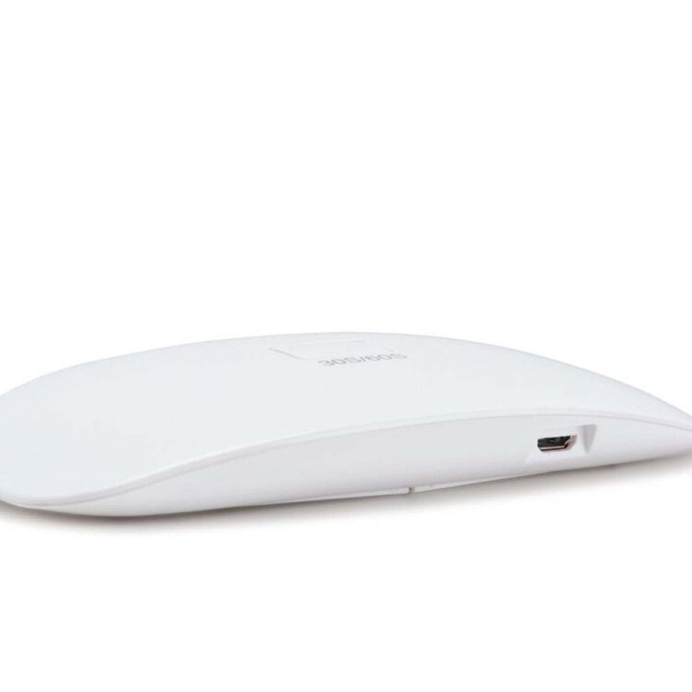 Lampe LED blanche avec dessus arrondi. Port USB sur le côté.