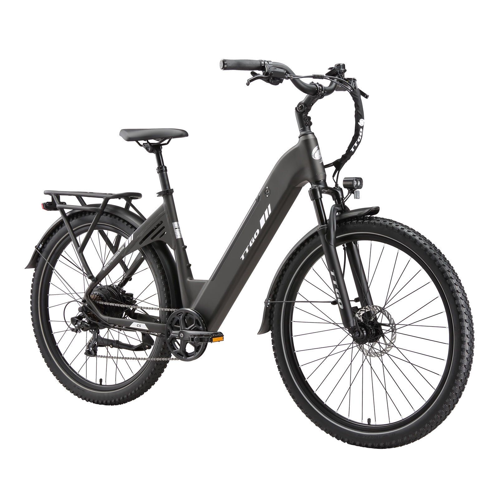 Vélo électrique gris foncé avec pneus 27,5". Porte-bagages, garde-boue, phare et logo TTGO.