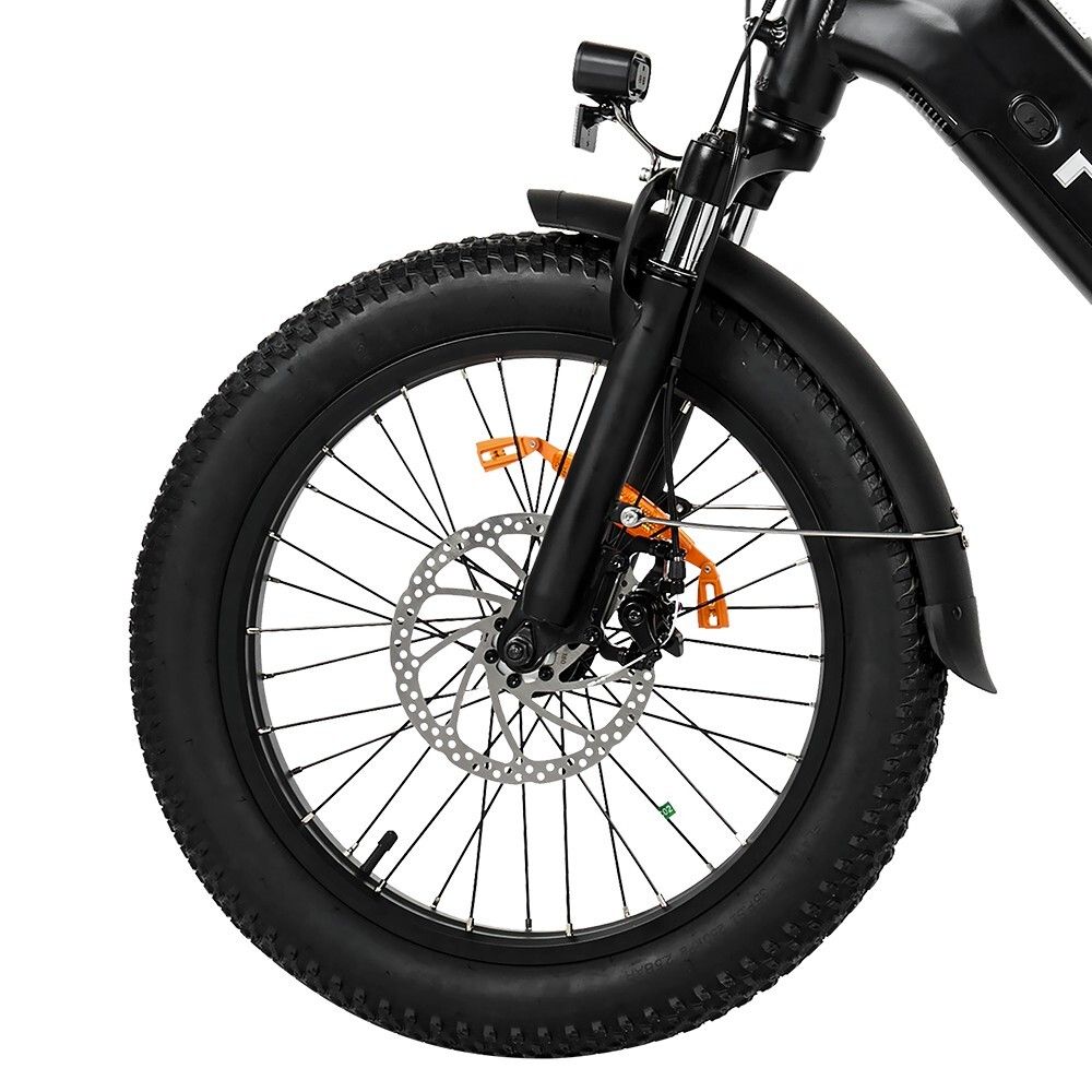 Vélo cargo noir avec roue avant. Frein à disque, garde-boue et phare. Vue détaillée sur fond blanc.