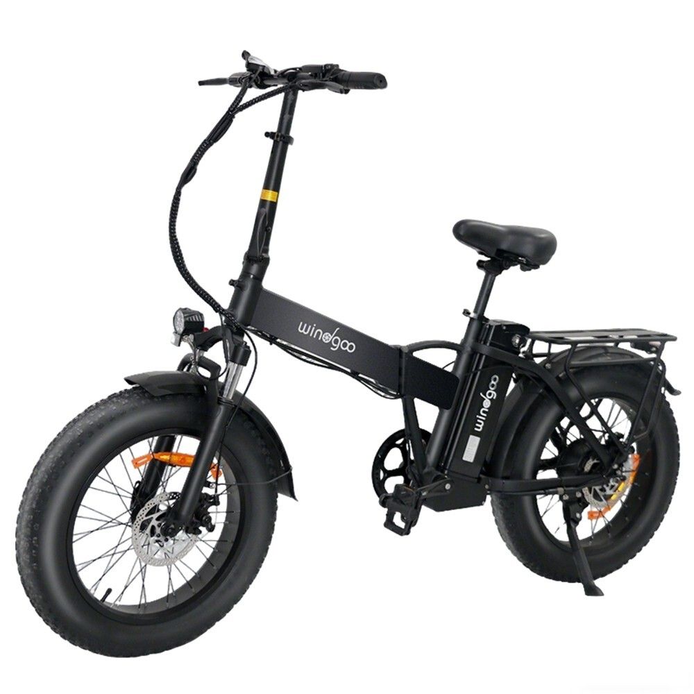 Zwarte, opvouwbare elektrische fiets met brede banden. Merk "windgoo" zichtbaar op frame en accu.