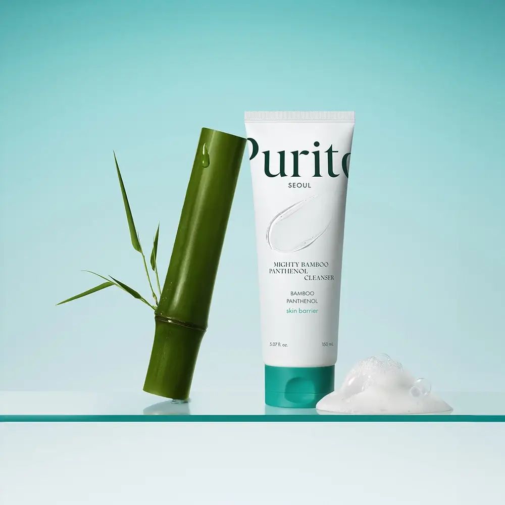 Tube blanc avec bouchon vert. Inscription : PURITO SEOUL, Mighty Bamboo Panthenol Cleanser. À côté, bambou et mousse.