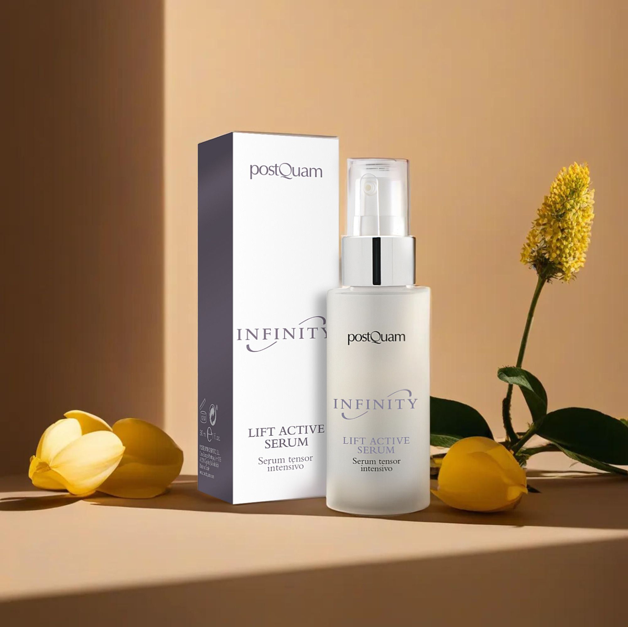 Serumfles en verpakking. Opschrift: Postquam Infinity Lift Active Serum. Fles met verstuiver, naast bloemen.