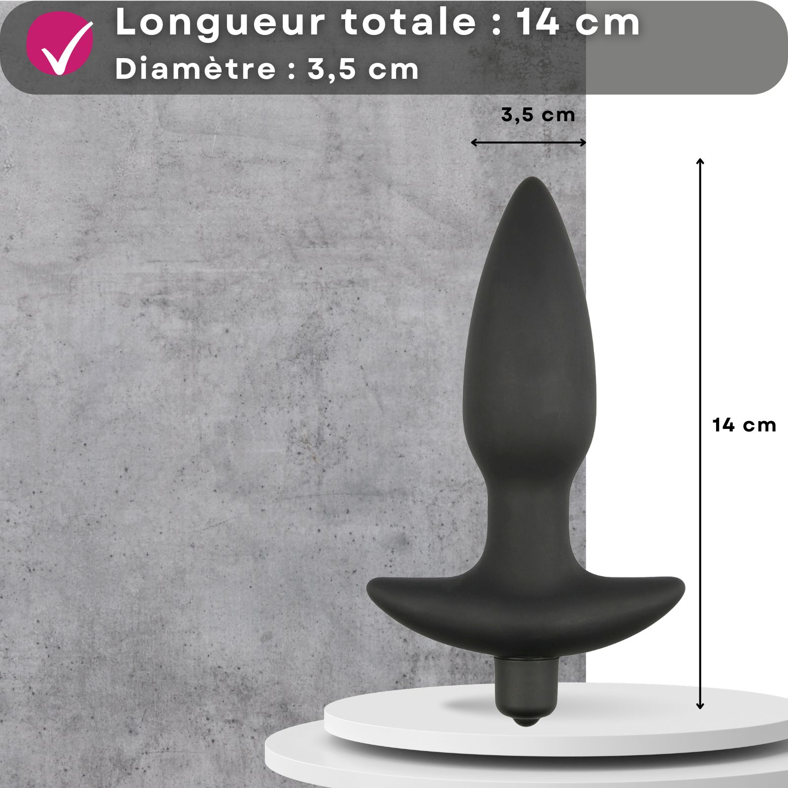 Plug anal, 14 cm de long, diamètre 3,5 cm. Produit sur socle, fond gris.