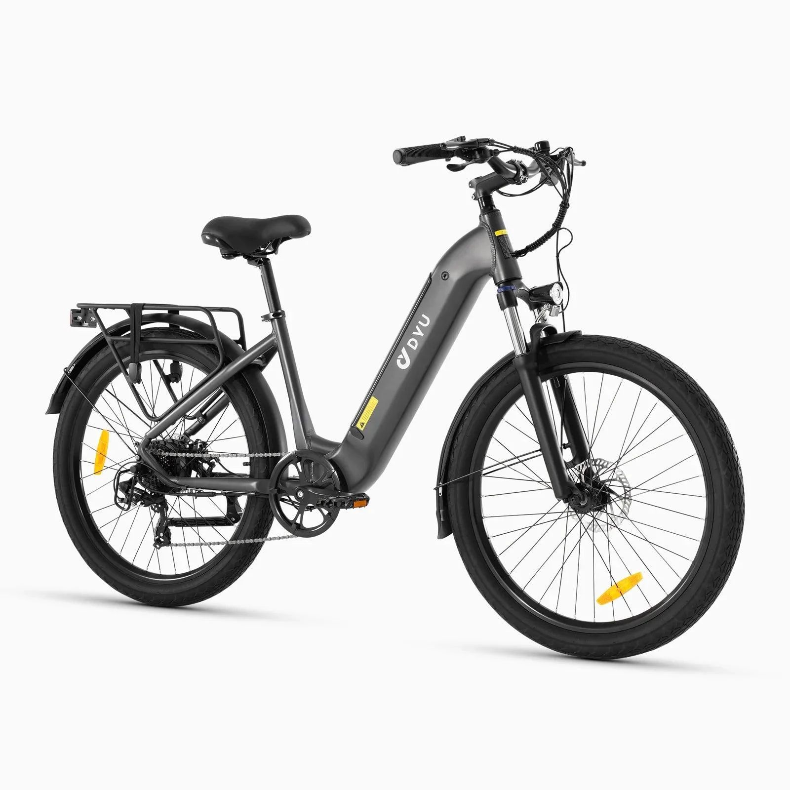 Vélo électrique gris DYU C1. Pneus noirs, porte-bagages, garde-boue. Réflecteurs jaunes. Logo DYU.