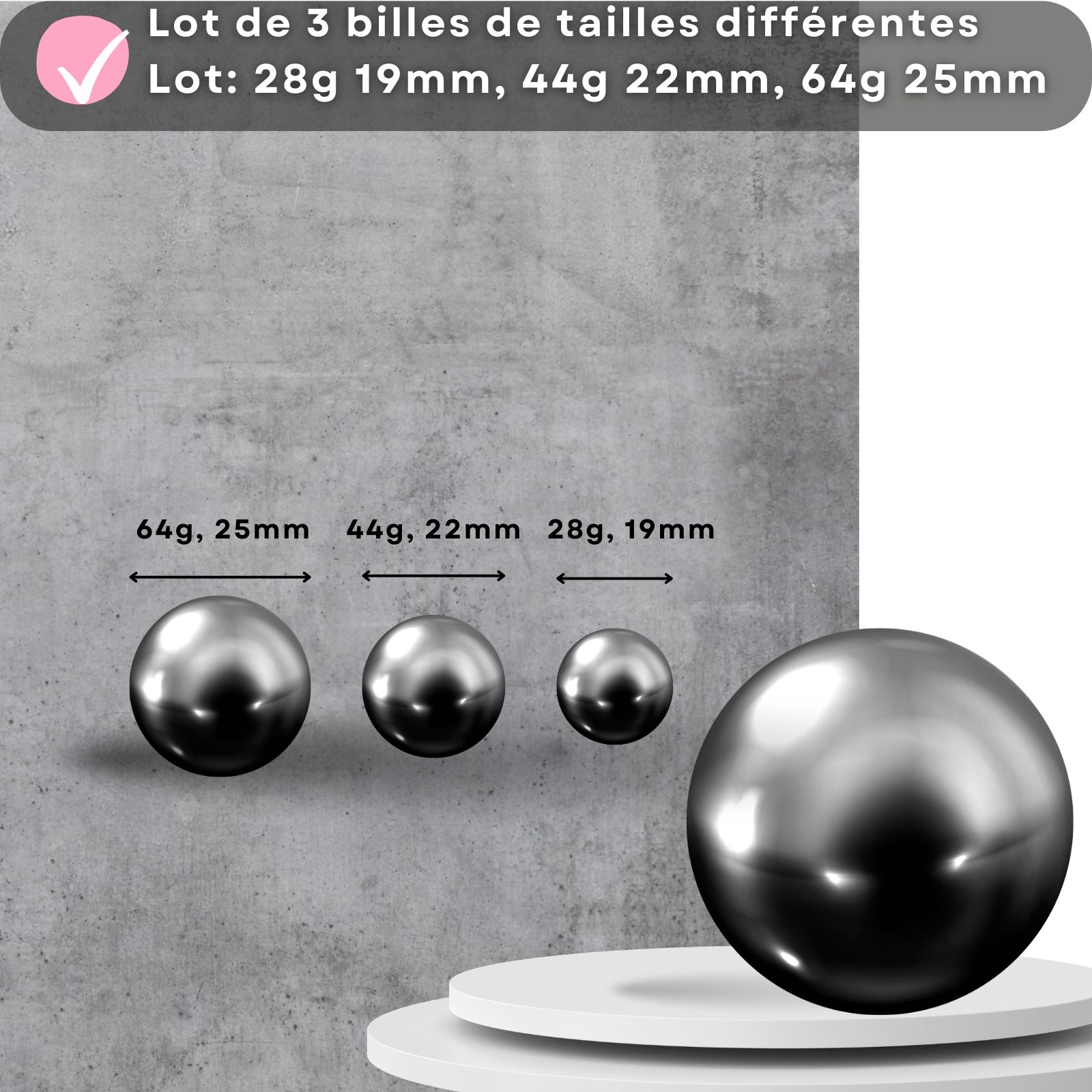 Trois boules métalliques de différentes tailles. Dimensions: 28g 19mm, 44g 22mm, 64g 25mm. Sur socle.