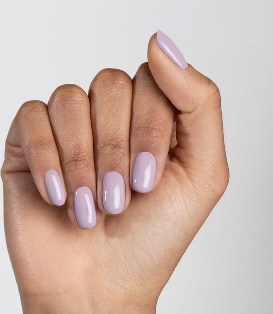 Main avec ongles vernis Misty Mauve. Les ongles sont de forme ovale.