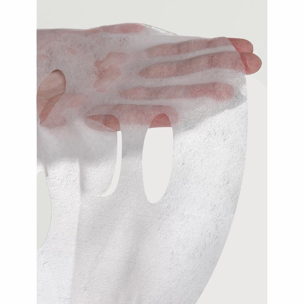 MIZON Joyful Time Essence Mask Acai Berry : une main tenant le masque facial imbibé.