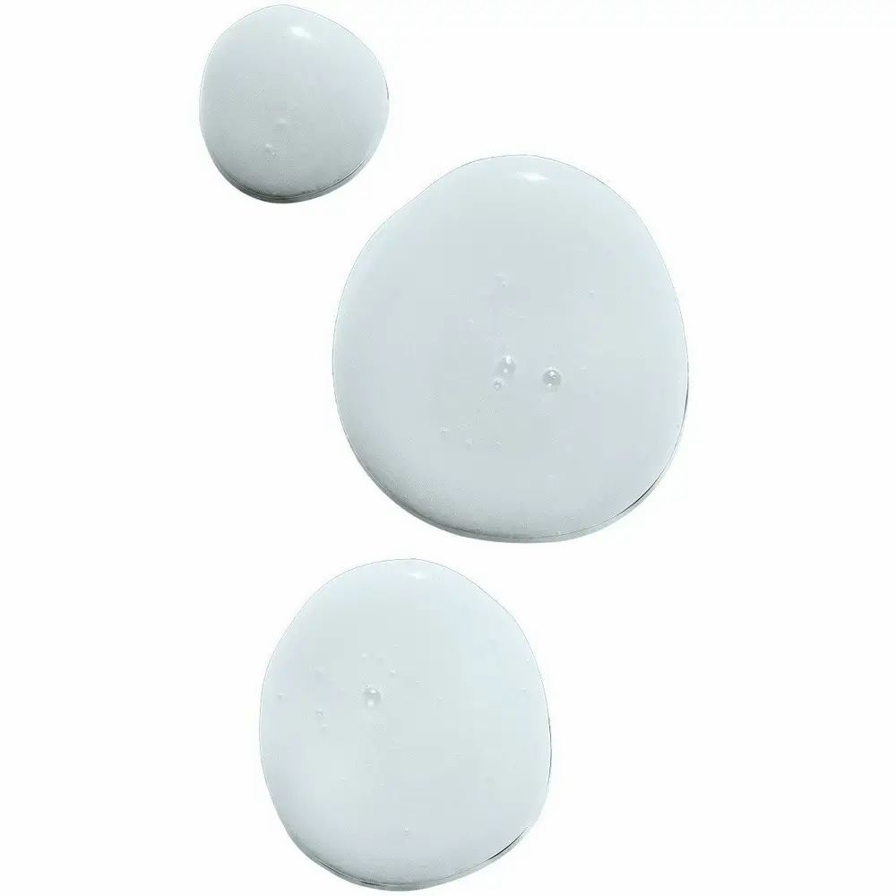 Drie druppels van een witte, gelachtige substantie op een witte achtergrond.