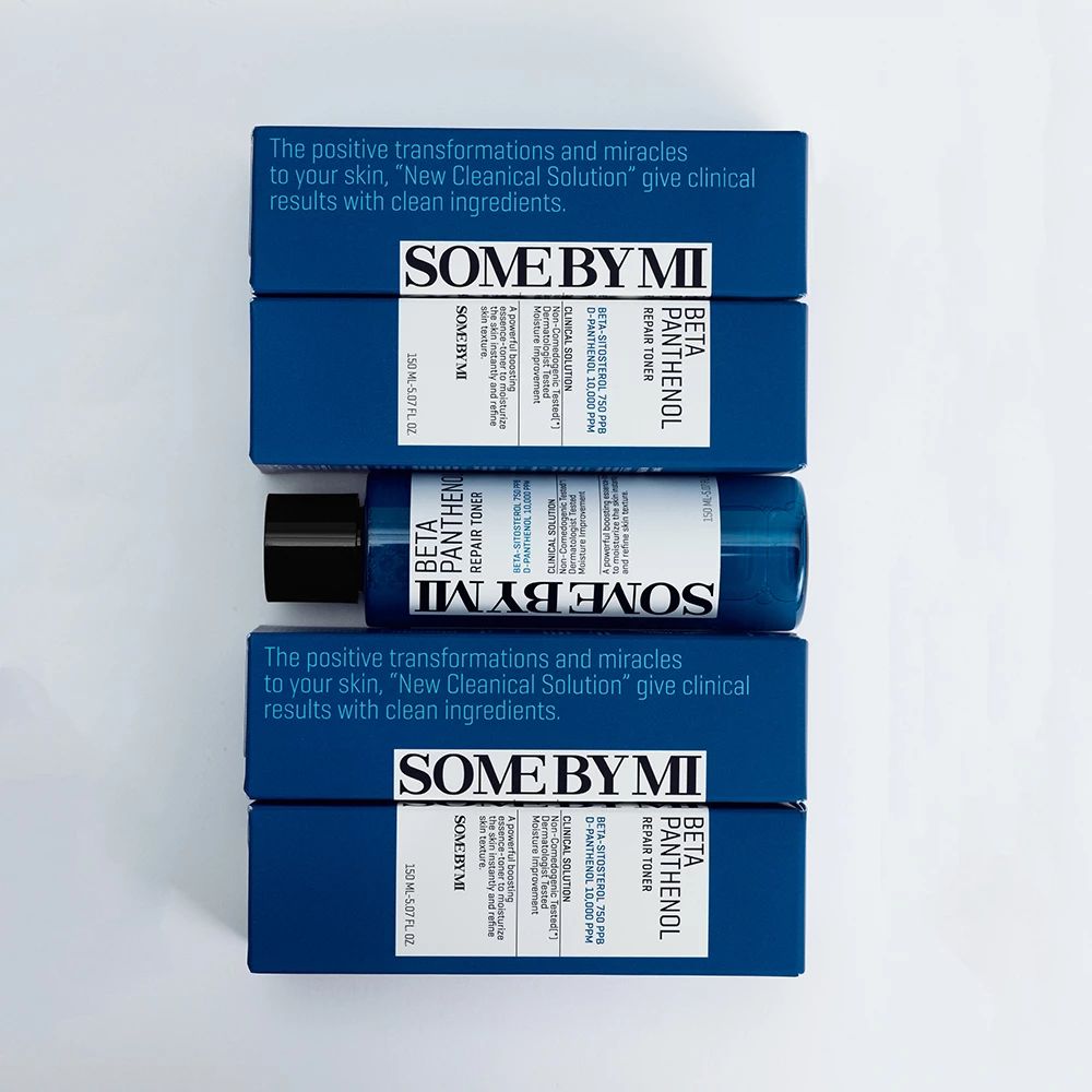 Plusieurs emballages de produits bleus et une bouteille. Inscription: SOME BY MI Beta Panthenol Repair Toner.