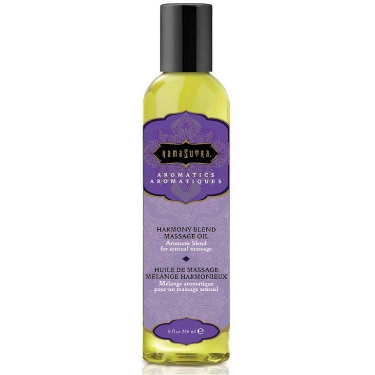 Bouteille d'huile de massage Kamasutra Aromatics Harmony Blend, liquide jaune, bouchon noir, étiquette violette.
