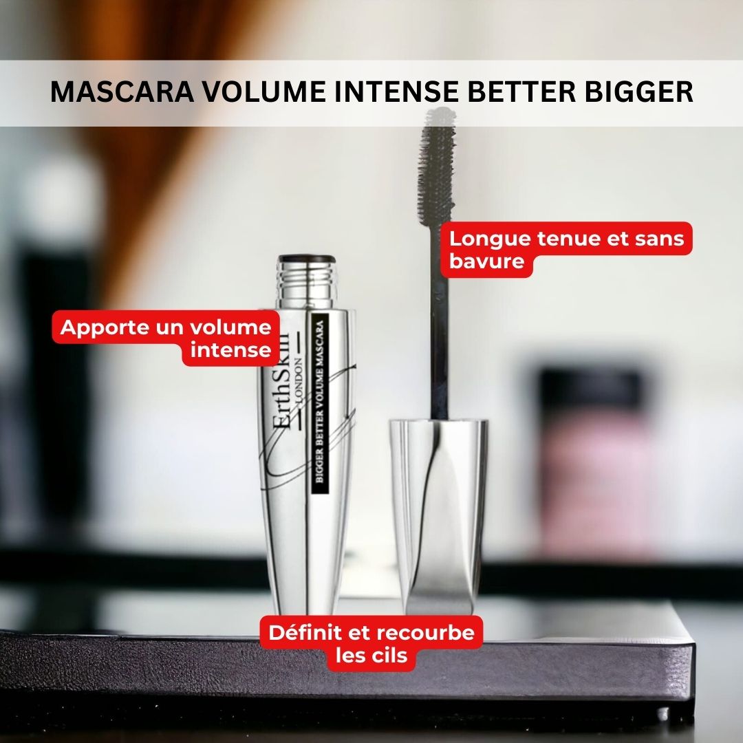 Tube de mascara avec brosse. Tube argenté avec brosse noire. Texte : 'Bigger Better Volume Mascara'.