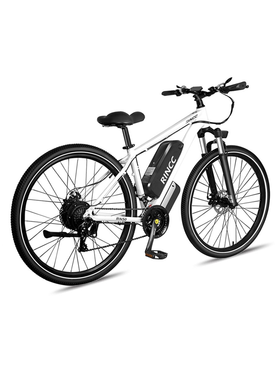 Witte elektrische mountainbike met zwarte banden en accu. Merk Rincc, model RN50. Zwart zadel en stuur.