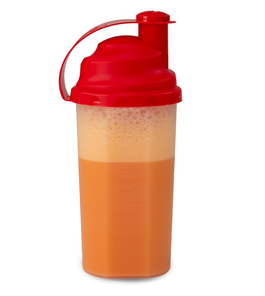 Shaker transparent avec couvercle rouge, rempli de liquide orange et de mousse.