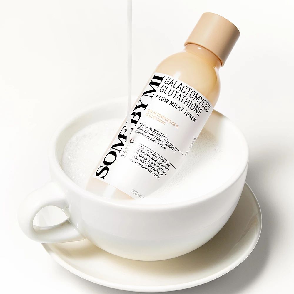 Fles SOME BY MI in een kopje. Tekst: Galactomyces Glutathione Glow Milky Toner. Vloeistof wordt in het kopje gegoten.
