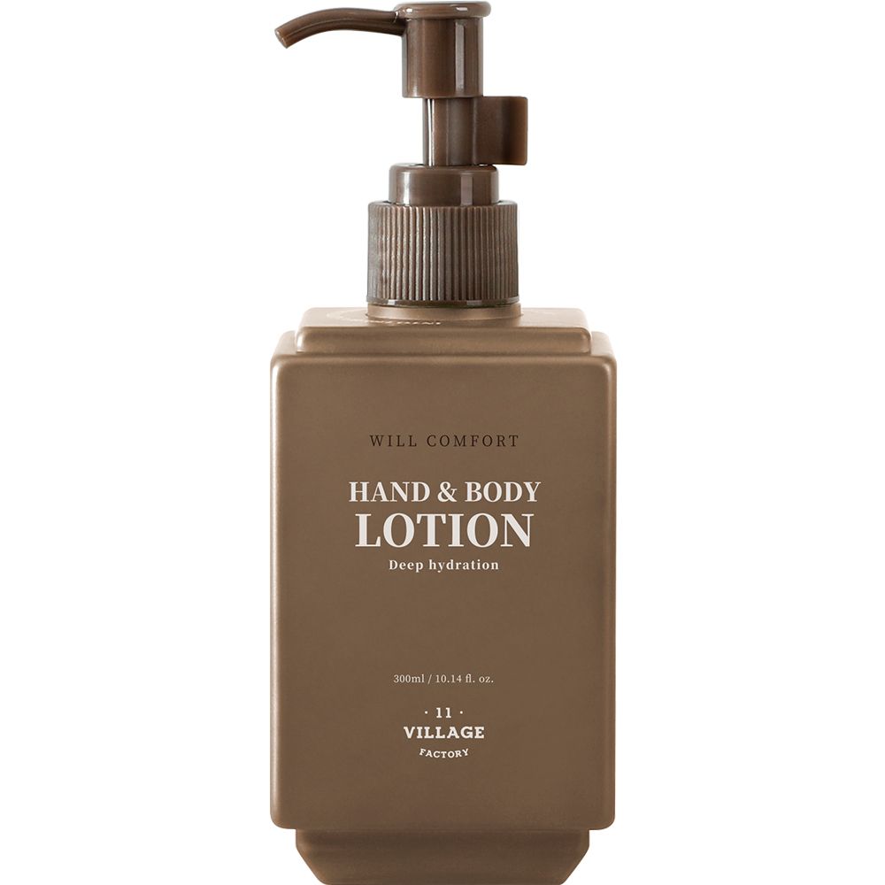 Bruine lotionfles met pomp. Opschrift: Hand & Body Lotion. Merk: VILLAGE 11 FACTORY.