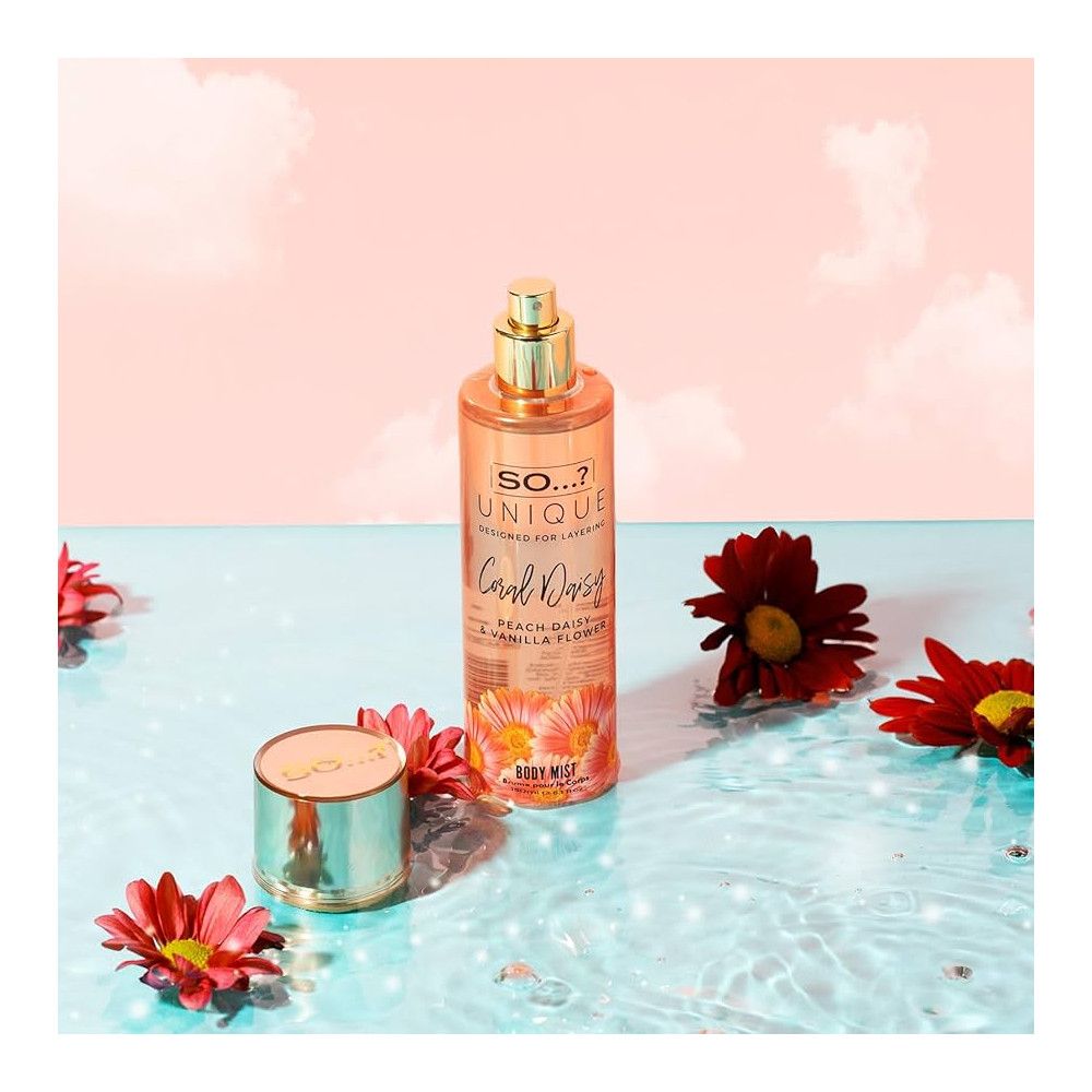 Vaporisateur corporel avec bouchon doré et flacon rose. Inscription: SO...? UNIQUE, Coral Daisy. Entouré de fleurs et d'eau.