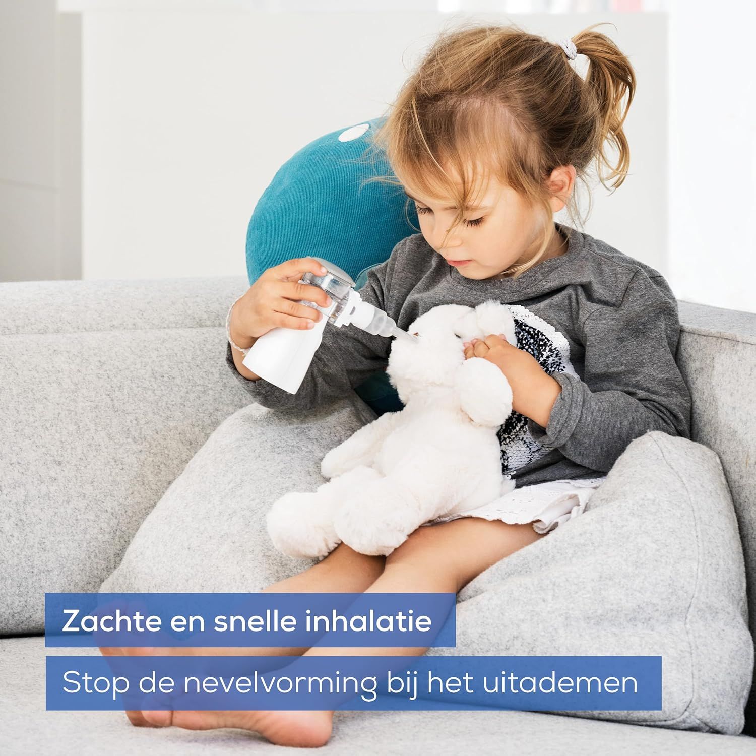 Een jong meisje houdt een inhalator bij een knuffel.